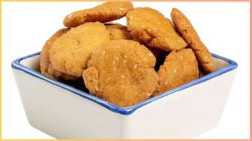 सत्तू की इस मठरी के आगे फेल है चाट-पकौड़ी का स्वाद! एक बार बनाएं, महीनेभर खाएं - India TV Hindi