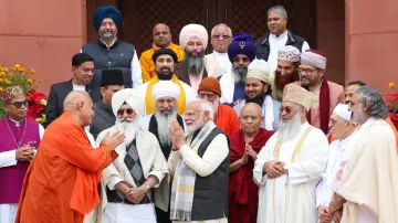 पीएम मोदी से मिले अल्पसंख्यक समुदाय के धार्मिक नेता। - India TV Hindi