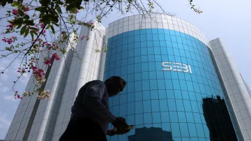सेबी ने सभी बैंकों, डिपॉजिटरी और म्यूचुअल फंड से खाते से राशि निकालने की अनुमति नहीं देने को कहा है।- India TV Paisa