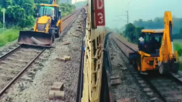ट्रेन की ट्रैक पर दोड़ती दिखी JCB- India TV Hindi