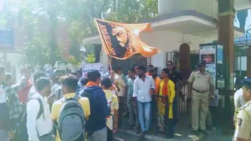 मारपीट के विरोध में हिंदूवादी संगठनों ने किया प्रदर्शन।- India TV Hindi