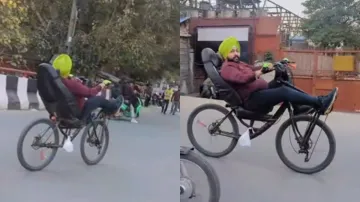 लेटकर साइकिल चलाते हुए सरदार जी- India TV Hindi