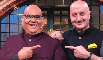 Anupam Kher Shared a tear jerking emotional video on Satish Kaushik Death Anniversary - India TV Hindi