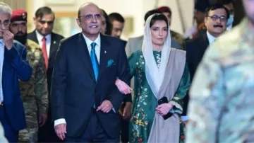 राष्ट्रपति आसिफ अली जरदारी के साथ बेटी आसिफा भुट्टो।- India TV Hindi