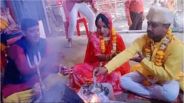 रुखसाना उर्फ राखी से शादी करते सुनील- India TV Hindi