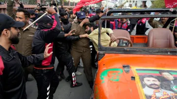 इमरान के समर्थकों को गिरफ्तार करती पाकिस्तान पुलिस।- India TV Hindi