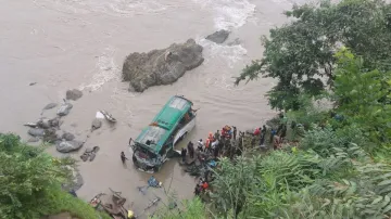 नेपाल के त्रिशूली नदी में गिरी बस।- India TV Hindi
