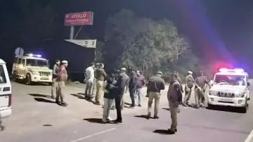 पुलिस और बदमाशों के बीच हुई मुठभेड़।- India TV Hindi