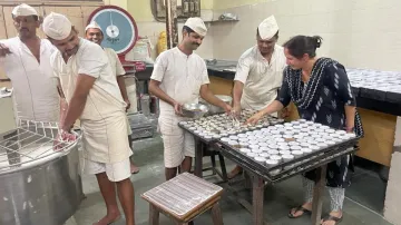 जेल में कैदियों के द्वारा बनाया जाता है केक।- India TV Hindi