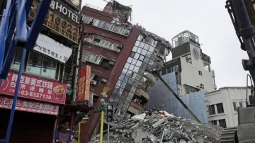 ताइवान में भूकंप के झटकों के बीच झुकी बिल्डिंग ढहाने का काम रुका।- India TV Hindi