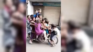 12 बच्चों को बैठाकर बाइक चलाता दिखा शख्स - India TV Hindi