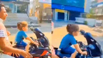 बाइक के हैंडल को शख्स ने बच्चे को पकड़ा दिया- India TV Hindi