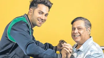 varun and papa david dhawan- India TV Hindi