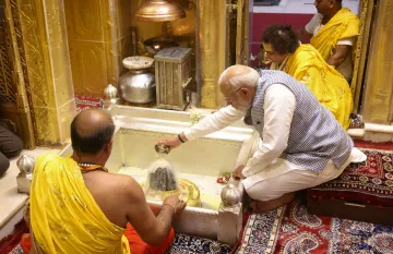 PM मोदी ने काशी विश्वनाथ मंदिर में की पूजा।- India TV Hindi