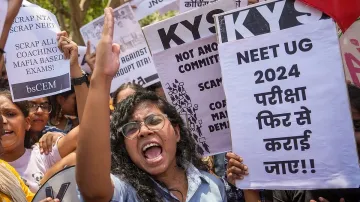 NEET पेपर लीक को लेकर छात्र कर रहे विरोध प्रदर्शन- India TV Hindi