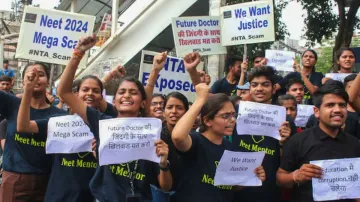 पेपर लीक को लेकर छात्रों में गुस्सा- India TV Hindi