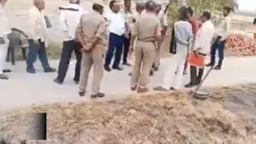SDM साहब को थप्पड़ मारते हुए किसान- India TV Hindi