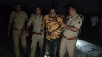 पैर में गोली मारकर पुलिस ने मेन आरोपी को दबोचा- India TV Hindi