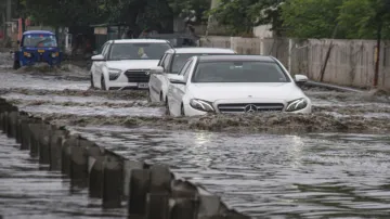 दिल्ली में भारी बारिश से सड़कों में जमा पानी- India TV Hindi