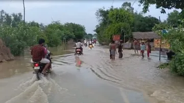 बाढ़ की चपेट में हरदोई के गांव- India TV Hindi