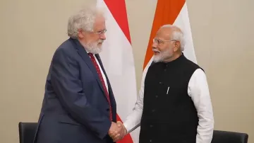 Prime Minister Narendra Modi meets Nobel laureate Austrian physicist Anton Zeilinger- India TV Hindi