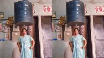 सिर पर पानी की टंकी रखे महिला कर रही डांस- India TV Hindi