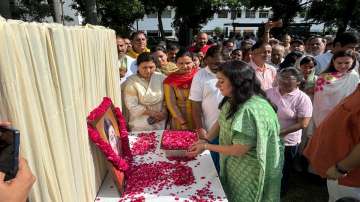 BJP सांसद बांसुरी स्वराज, अन्य नेताओं ने केंद्रीय मंत्री सुषमा स्वराज को उनकी पुण्यतिथि पर श्रद्धांजलि दी 2 कुछ गम ऐसे, जिनकी भरपाई कभी नहीं हो सकती', मां सुषमा स्वराज को याद कर भावुक हुईं बांसुरी - India TV Hindi