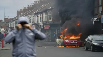 Violence In Britain- India TV Hindi