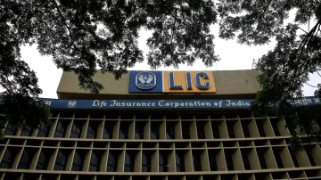 LIC के पास 282 कंपिनयों में 15 लाख करोड़ रुपये के शेयर- India TV Paisa