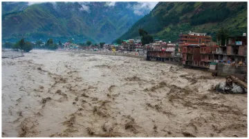 Heavy rains in Himachal Pradesh threaten floods in many districts more than 120 roads closed- India TV Hindi