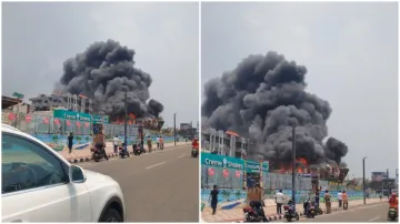 huge fire broke out in Dino Park in Visakhapatnam smoke was visible far away- India TV Hindi