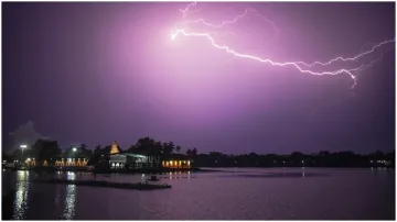 Jharkhand Lightning wreaks havoc three hockey players died 5 injured- India TV Hindi