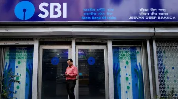 SBI अपने ग्राहकों को 444 दिनों की एफडी पर 7.75 प्रतिशत तक का ब्याज दे रहा है।- India TV Paisa