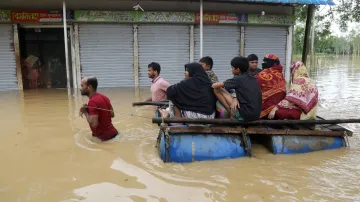 सुरक्षित ठिकानों की ओर जाते बाढ़ में फंसे बांग्लादेशी। - India TV Hindi