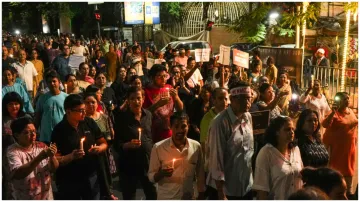 protest against the RG Kar incident people in Kolkata kept the lights off for 1 hour and took out a - India TV Hindi