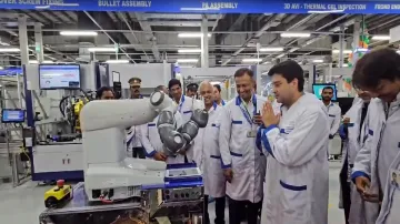 robot radha and jyotiraditya scindia- India TV Hindi