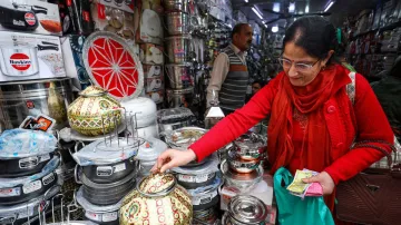 Shopping in the market on the occasion of Dhanteras- India TV Paisa