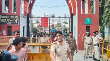 Fight broke out between students over Diwali celebrations at Jamia University Delhi Police takes cha- India TV Hindi