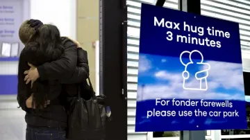 New Zealand Airport Limits Hugging Time- India TV Hindi