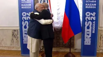 PM Modi hugs President Putin before bilateral meeting- India TV Hindi