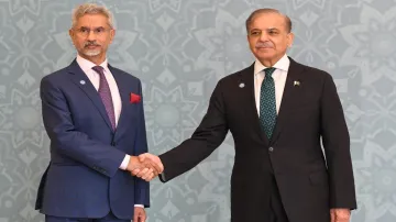 Pakistan PM Shehbaz Sharif welcomes EAM Dr S Jaishankar- India TV Hindi