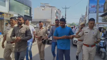 भीलवाड़ा में पुलिस ने हिस्ट्रीशीटर की मुख्य बाजारों में निकाली परेड- India TV Hindi