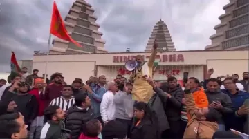 Hindu Priest at Hindu Sabha Temple in Brampton Canada- India TV Hindi