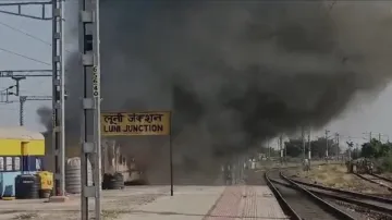 fire in train coach- India TV Hindi