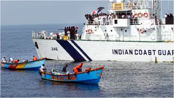 Indian coast gaurd arrested 78 Bangladeshi Fishermen in Indian Water- India TV Hindi