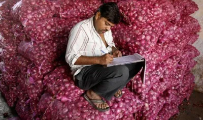 प्याज की गिरती कीमतों से व्‍यापारी परेशान, सरकार से मांगा मुआवजा और निर्यात बढ़ाने की अनुमति- India TV Paisa