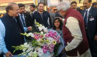 मोदी के लाहौर पहुंचने पर छोटी बच्ची ने फूल देकर उनका स्वागत किया।