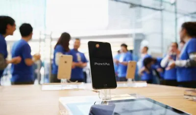 Think Different: Apple के इतिहास में पहली बार घटी iPhone की बिक्री, 13 साल बाद रेवेन्यु में गिरावट दर्ज- India TV Paisa