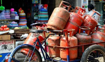 पेट्रोल-डीजल के बाद 18 रुपए महंगा हुआ बिना सब्सिडी वाला LPG गैस सिलेंडर, केरोसिन और एटीएफ के भी बढ़े दाम- India TV Paisa