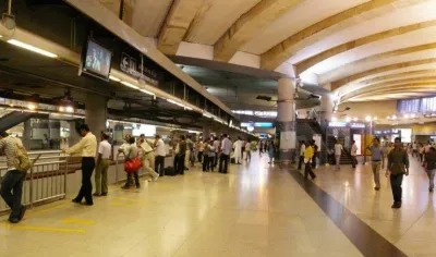 @Metro Station: फास्‍ट डिलिवरी के लिए ई-कॉमर्स कंपनियों का नया फंडा, मेट्रो स्टेशनों पर होगी सामान की डिलिवरी- India TV Paisa